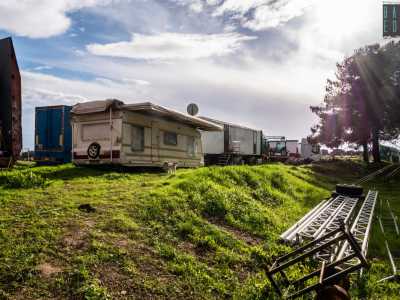 ...accediamo all�area occupata da una ventina di camper bianchi ordinatamente disposti a semicerchio